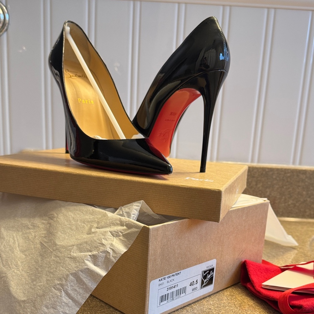 Black Patent leather louboutin Kate 40.5